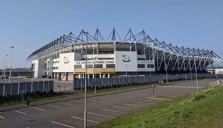 Cận cảnh mặt ngoài sân vận động Pride Park, thể hiện kiến trúc hiện đại và lối vào