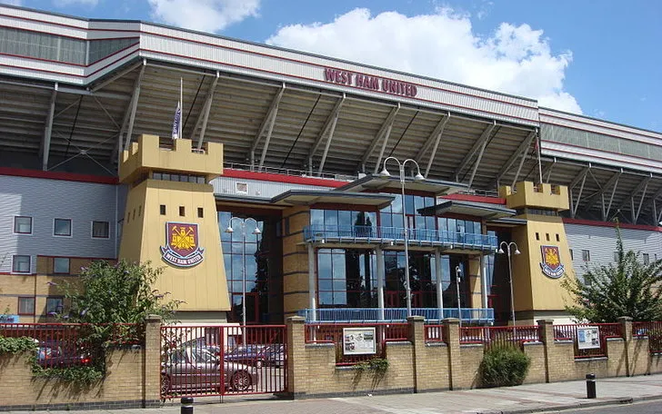 Cận cảnh mặt tiền và kiến trúc bên ngoài sân vận động Boleyn Ground