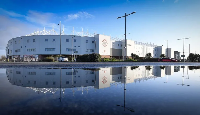 Cận cảnh ngoại thất sân vận động Bloomfield Road từ bên ngoài, thể hiện kiến trúc đặc trưng