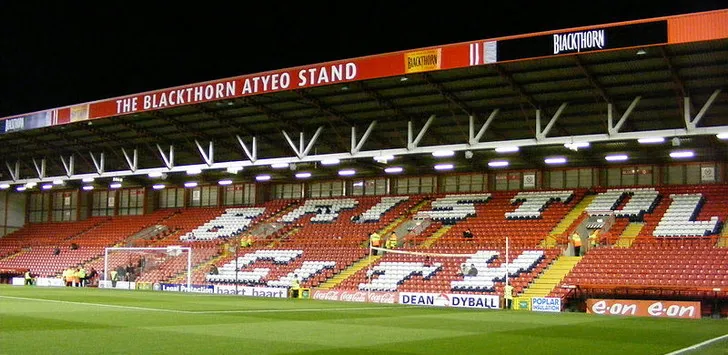 Cảnh khán đài tại sân Ashton Gate với các ghế ngồi được sắp xếp gọn gàng