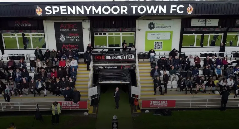 Cảnh khán giả trên khán đài tại sân Brewery Field vào ngày thi đấu của Spennymoor Town FC