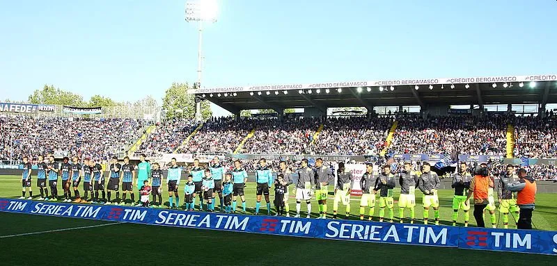 Cảnh một trận đấu kinh điển giữa Atalanta và Bologna tại Gewiss Stadium.