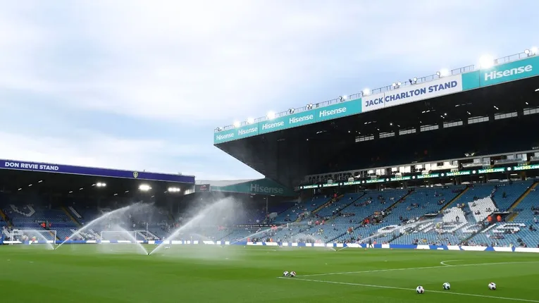Cảnh sân Elland Road đang được tưới nước