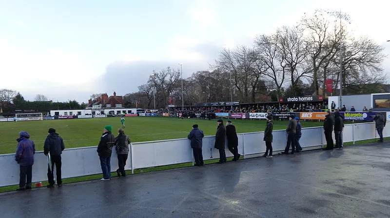 Cảnh trận đấu giữa Harrogate Town và Bradford Park Avenue trên sân Wetherby Road