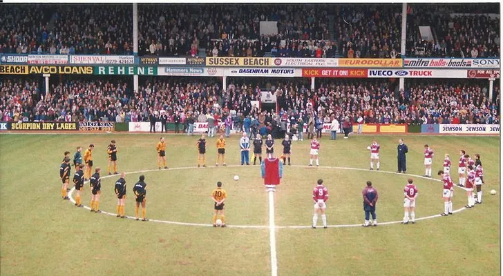 Cảnh trận đấu giữa West Ham United và Wolves năm 1993 tại sân Upton Park