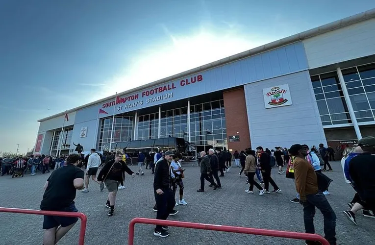 Cảnh tượng người hâm mộ Southampton FC tấp nập bên ngoài sân vận động St Mary's vào ngày diễn ra trận đấu
