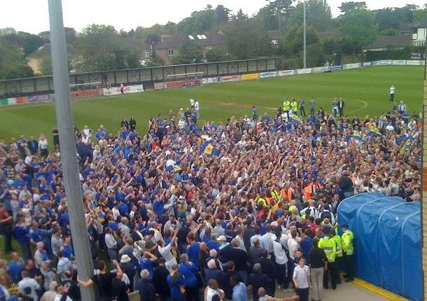 Cầu thủ AFC Wimbledon ăn mừng chiến thắng trận play-off trước Staines Town tại Kingsmeadow