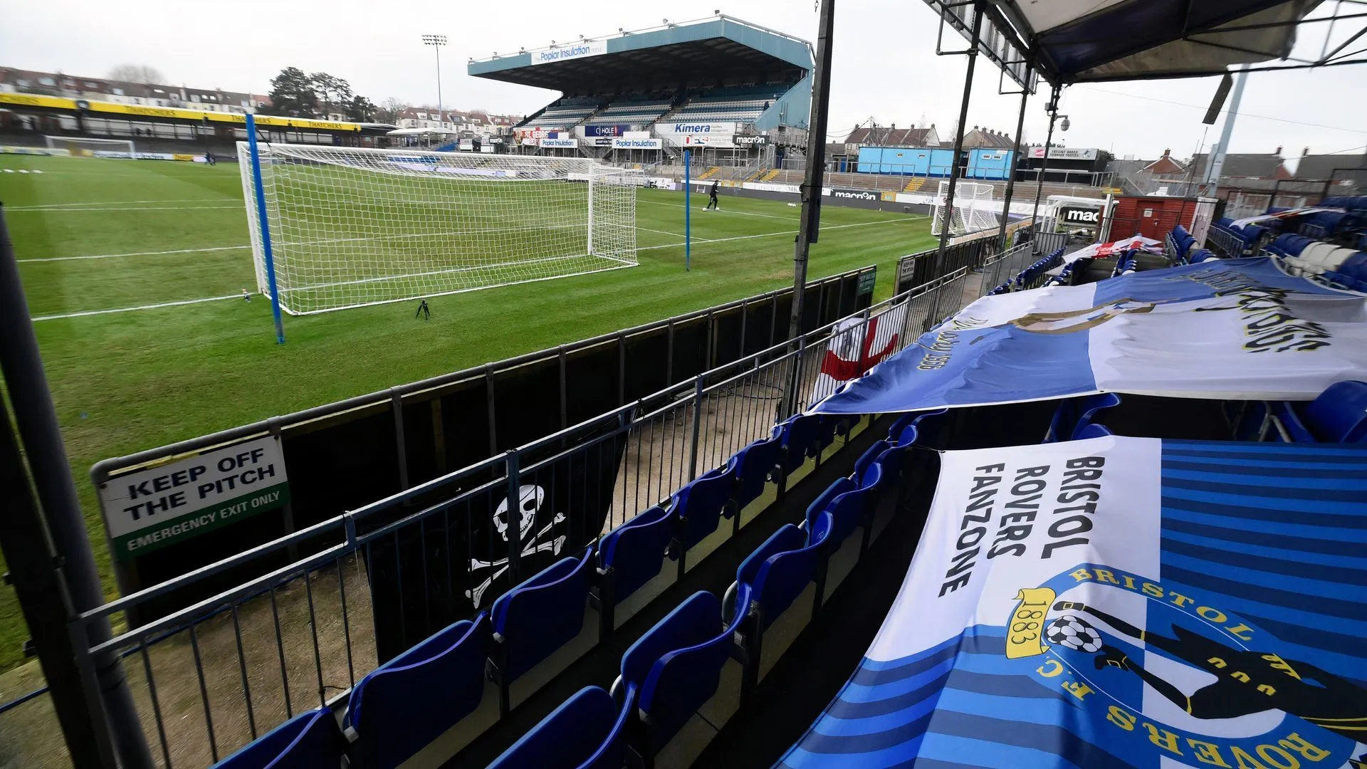 Cầu thủ Bristol Rovers thi đấu tại sân Memorial Stadium