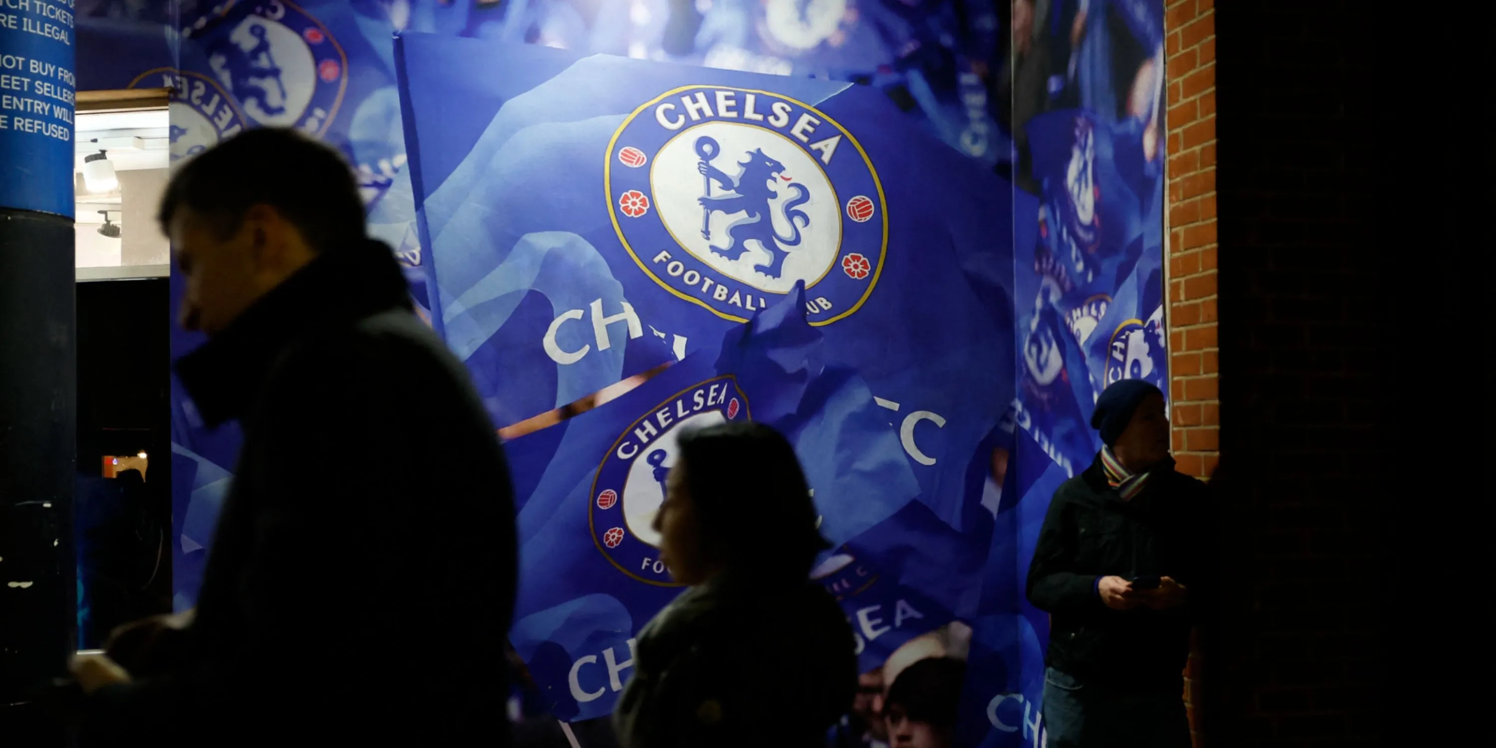 Cầu thủ Chelsea trong trận đấu tại Premier League, nhấn mạnh áp lực tài chính của câu lạc bộ.