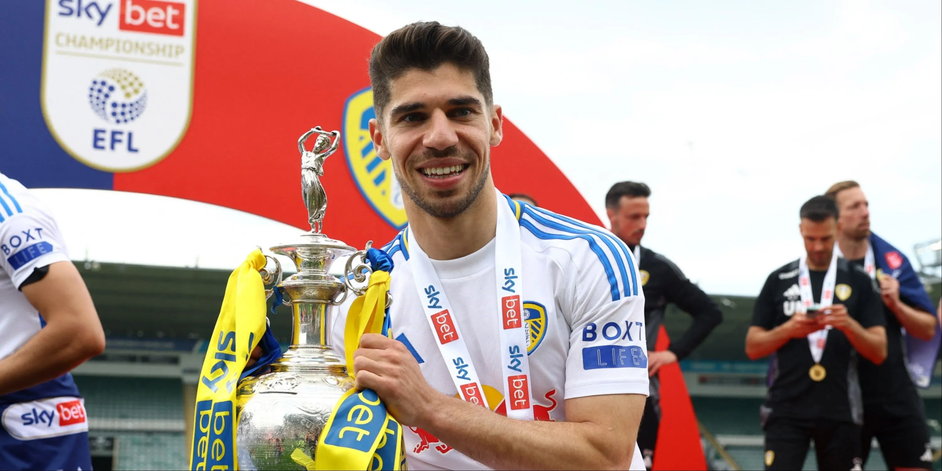 Cầu thủ Manor Solomon trong màu áo Leeds United, người đã trở lại Tottenham Hotspur sau khi hết hạn cho mượn.
