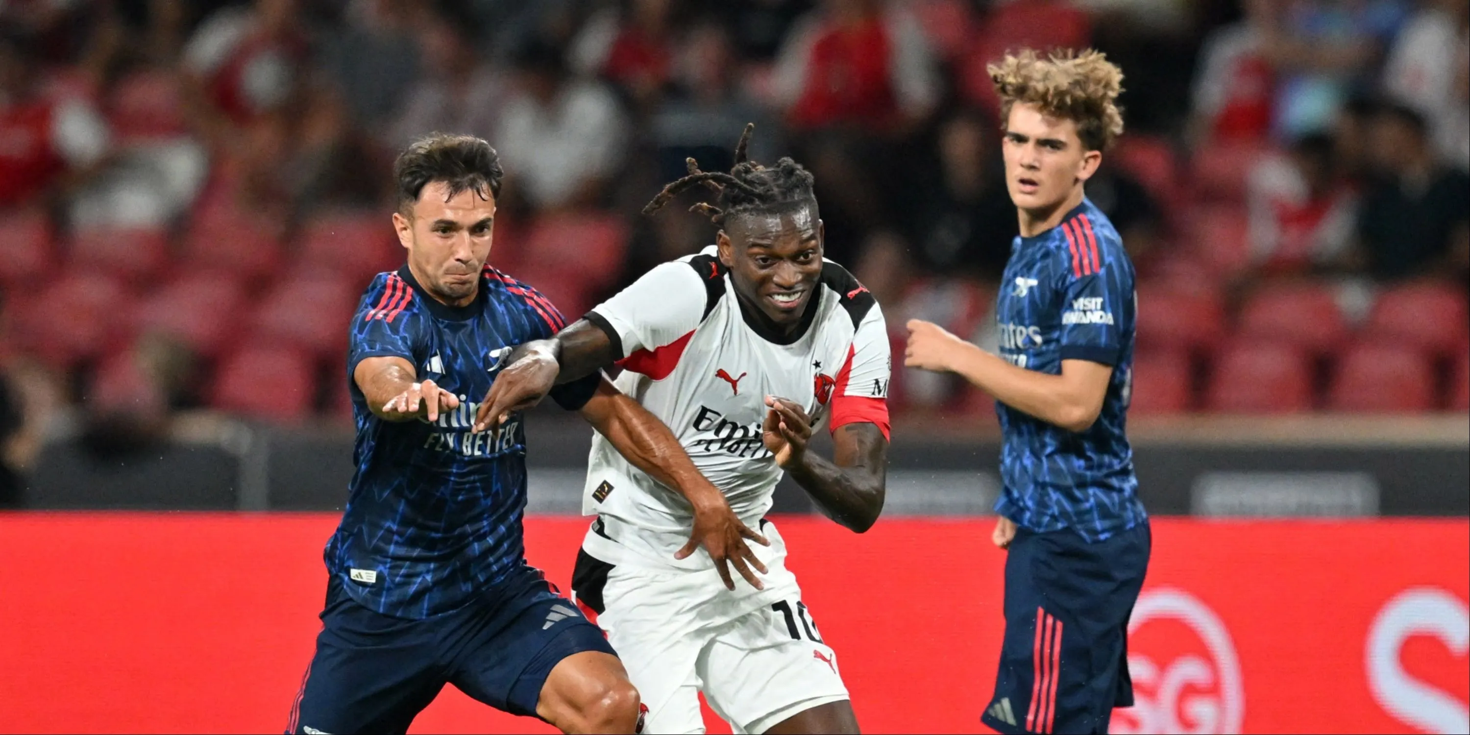 Cầu thủ trẻ Max Dowman của Arsenal tranh bóng với Rafael Leao của AC Milan
