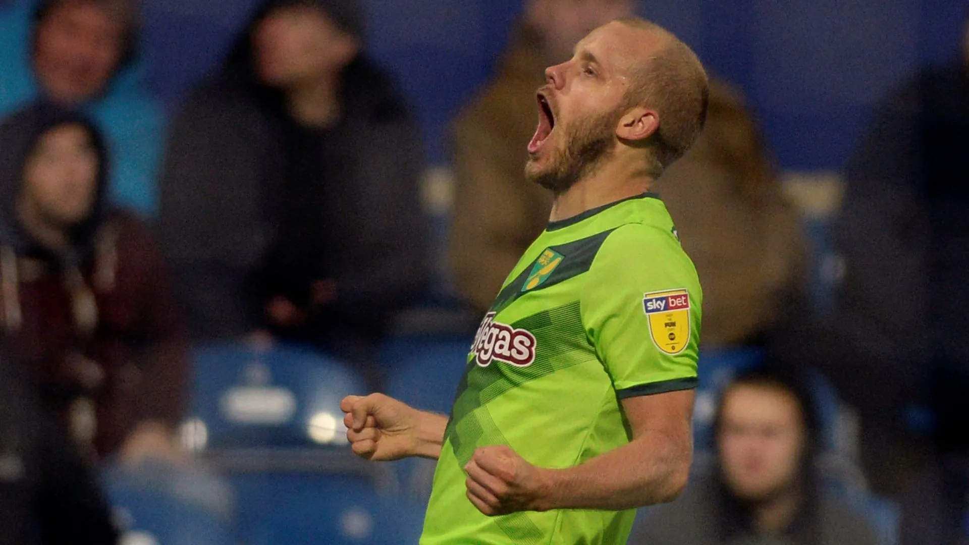 Chân sút huyền thoại Teemu Pukki trong một pha bóng cho Norwich City tại Championship