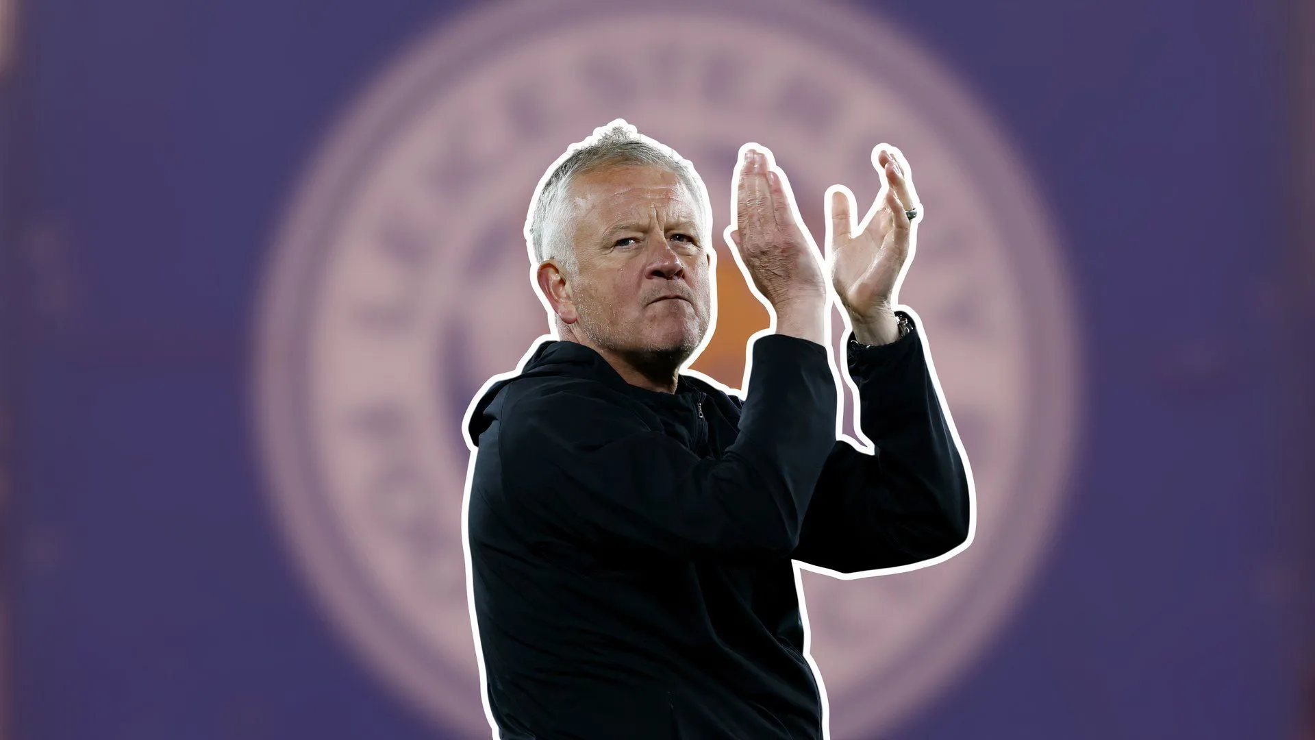 Chris Wilder bên cạnh logo CLB Leicester City, ứng viên cho ghế HLV