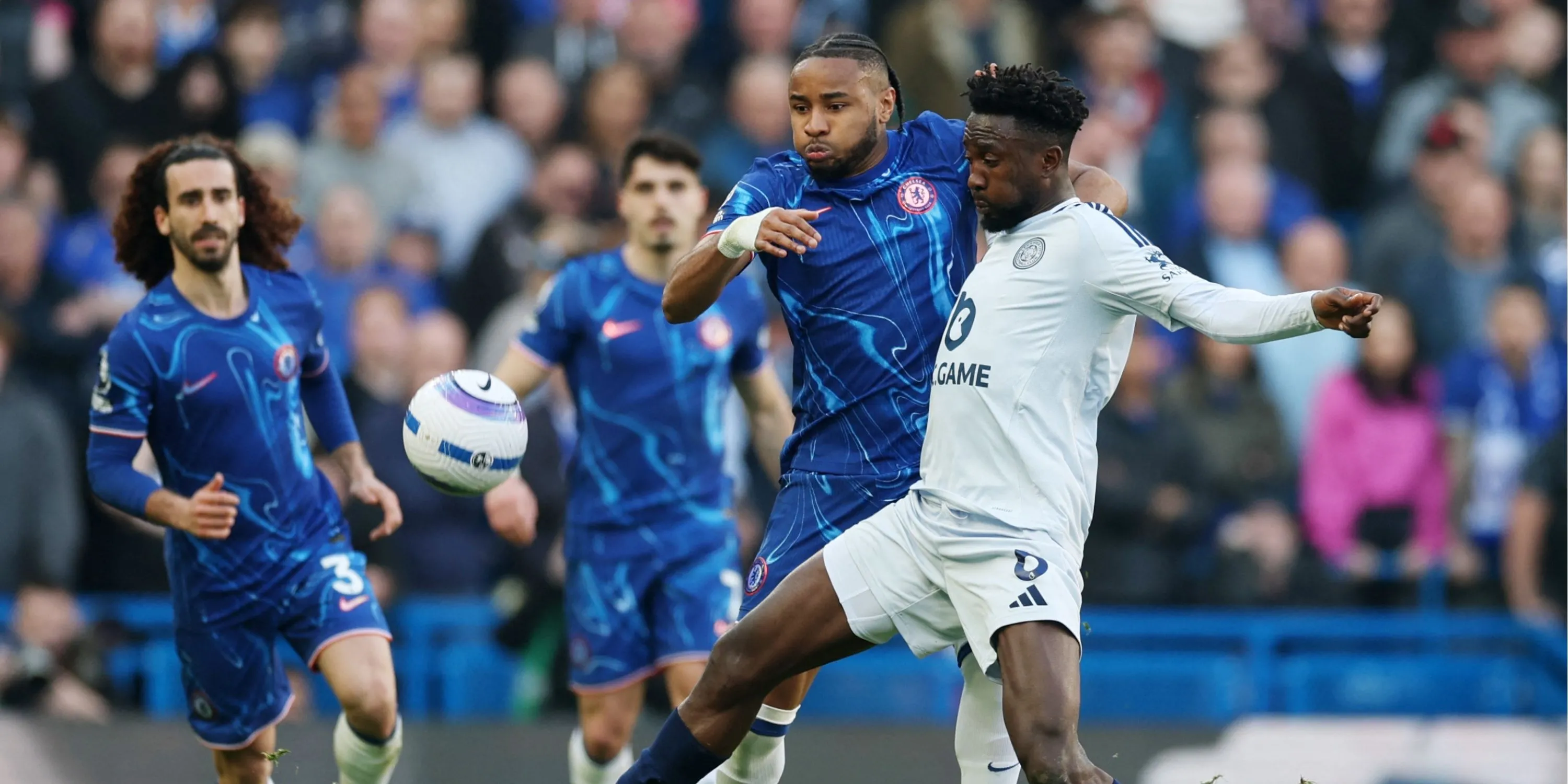 Christopher Nkunku trên sân tập, đối mặt với tương lai chuyển nhượng tiềm năng sang Bayern Munich.