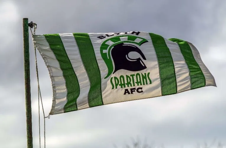 Cờ của câu lạc bộ Blyth Spartans tung bay tại Sân vận động Croft Park