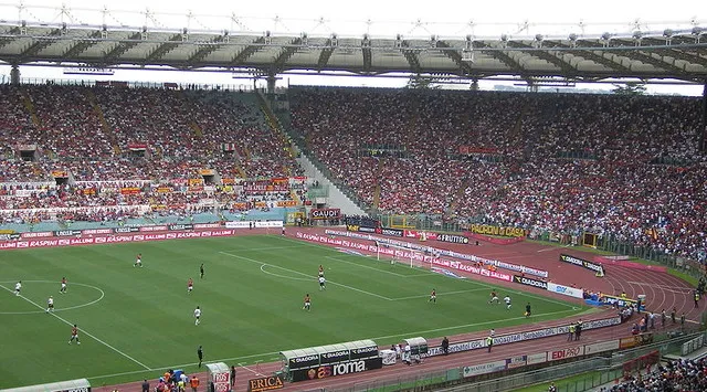 Cổ động viên AS Roma cổ vũ cuồng nhiệt trên khán đài Stadio Olimpico trong một trận đấu