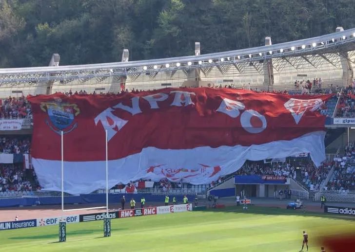 Cổ động viên bóng bầu dục Biarritz Olympique tại Anoeta Stadium trong một sự kiện