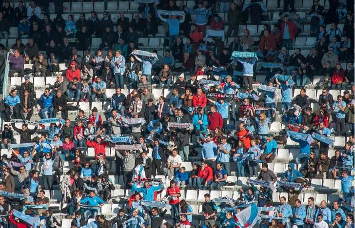 Cổ động viên Celta Vigo với khăn quàng cổ truyền thống màu xanh trên khán đài Balaídos