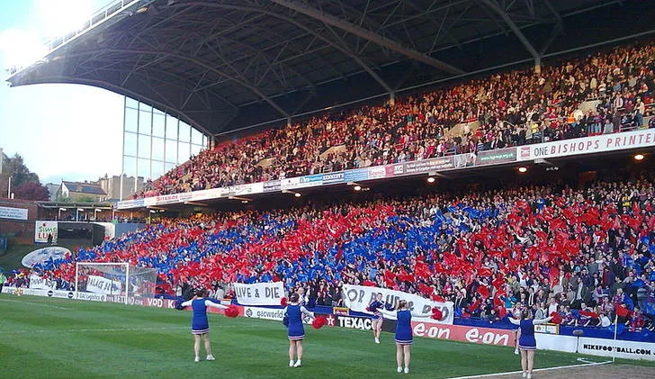 Cổ động viên Crystal Palace ăn mừng trên khán đài