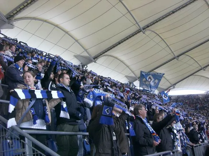 Cổ động viên Hamburg SV với khăn quàng cổ trên khán đài sân Volksparkstadion
