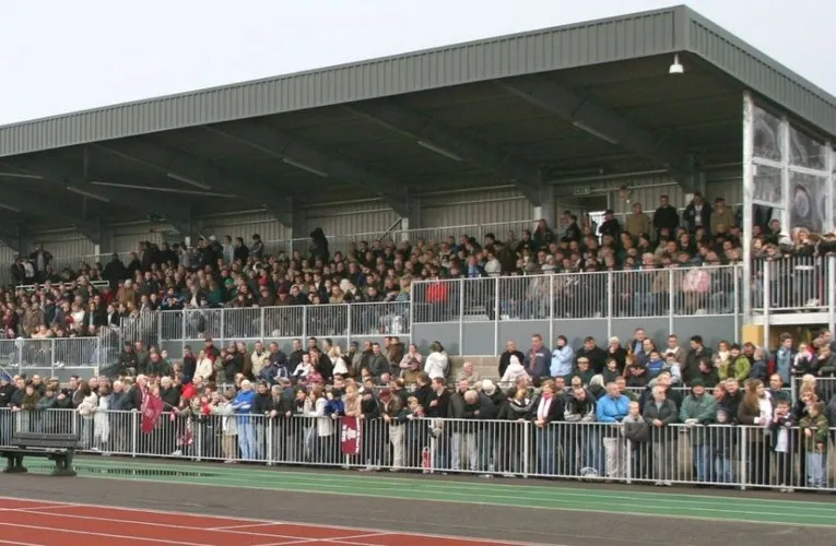 Cổ động viên trên khán đài Melbourne Community Stadium trong một trận đấu của Chelmsford City FC