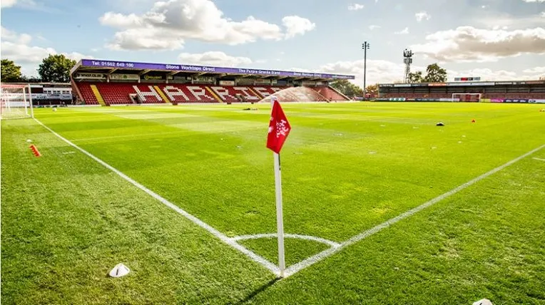 Cờ góc sân Aggborough, biểu tượng của sân nhà Kidderminster Harriers