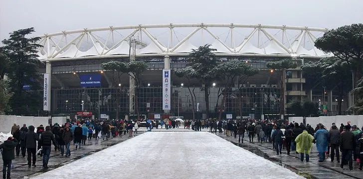 Con đường dẫn vào cổng chính của sân vận động Stadio Olimpico với kiến trúc cổ điển