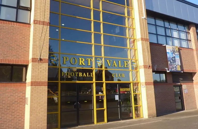 Cổng chính sân Vale Park, lối vào biểu tượng của sân nhà Port Vale FC