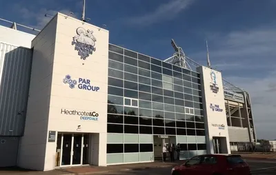 Cổng chính sân vận động Deepdale của Preston North End