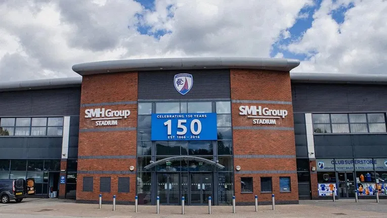 Cổng chính sân vận động SMH Group Stadium, điểm vào chính của cổ động viên Chesterfield FC