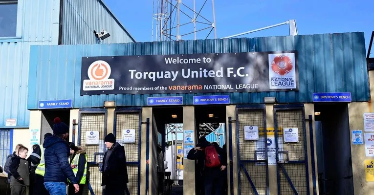 Cổng soát vé tự động tại sân Plainmoor