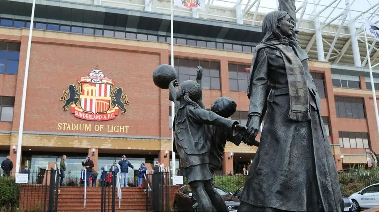 Cổng vào chính của Sân vận động Ánh Sáng, nơi đón chào người hâm mộ Sunderland.