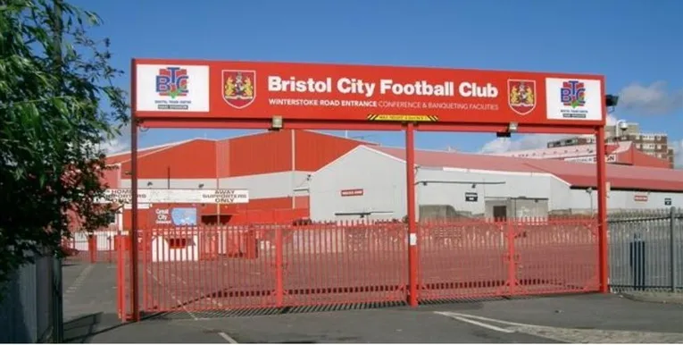 Cổng vào chính của sân vận động Ashton Gate, nơi đón tiếp cổ động viên