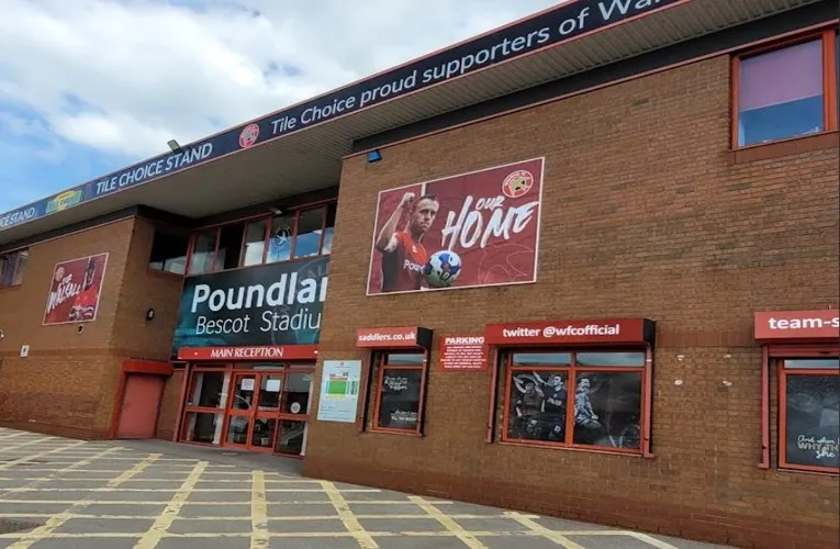Cổng vào chính của sân vận động Poundland Bescot, sân nhà của Walsall FC