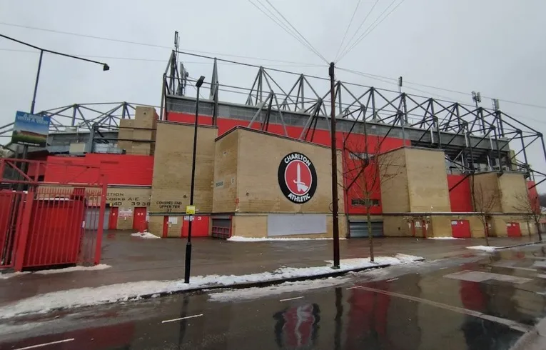 Cổng vào chính của sân vận động The Valley, nơi đón chào người hâm mộ Charlton Athletic vào những ngày thi đấu.