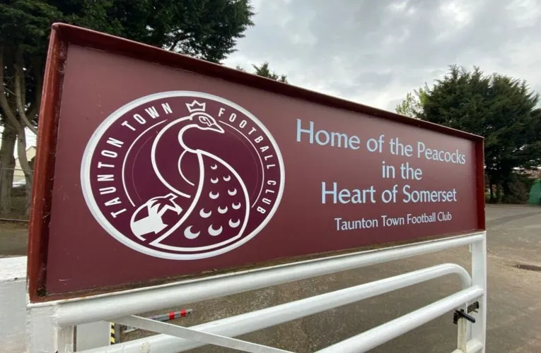 Cổng vào chính của sân vận động Wordsworth Drive, nơi đón chào người hâm mộ Taunton Town FC