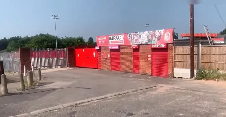 Cổng vào chính sân vận động North Street (Impact Arena), nơi đón tiếp người hâm mộ đến xem các trận đấu của Alfreton Town