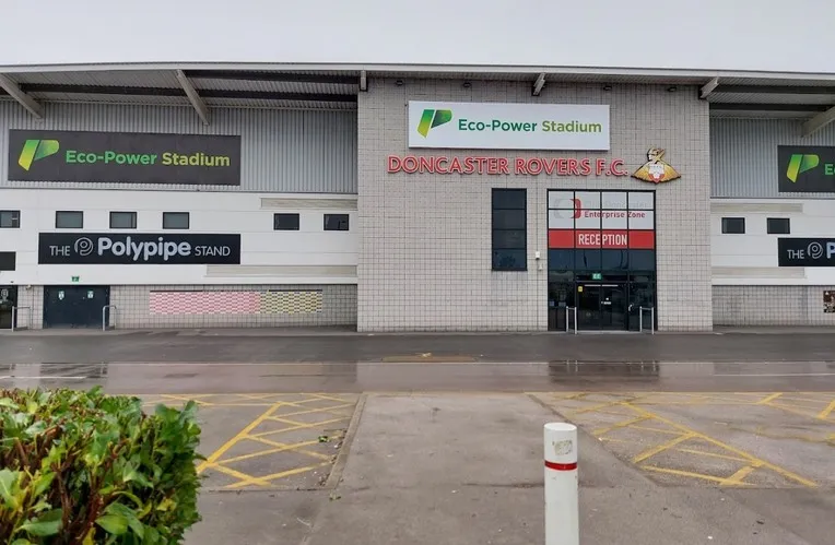 Cổng vào chính và kiến trúc bên ngoài sân vận động Eco-Power, nơi đón tiếp người hâm mộ Doncaster Rovers.
