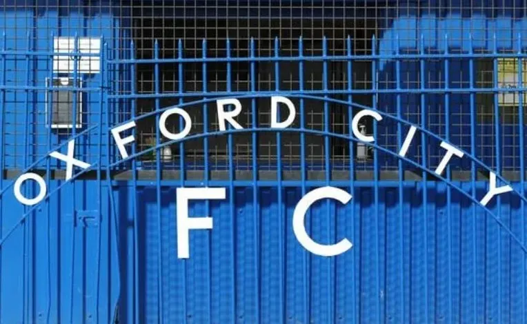 Cổng vào sân vận động Court Place Farm, sân nhà của Oxford City FC