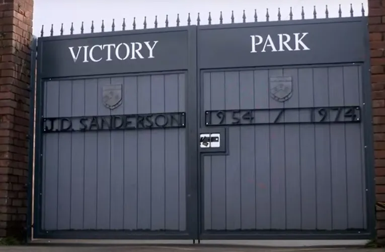 Cổng vào sân vận động Victory Park của Chorley FC, địa điểm lịch sử cho người hâm mộ bóng đá Anh.