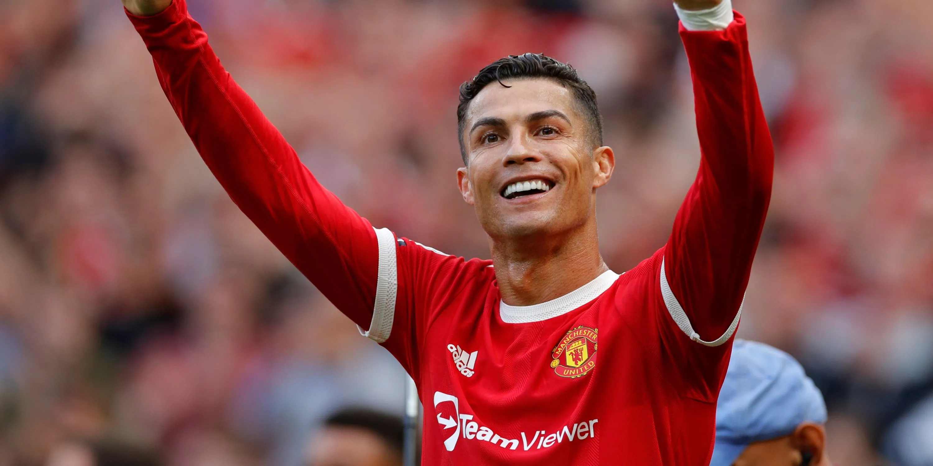 Cristiano Ronaldo trong màu áo Manchester United, người đã tặng Snoop Dogg chiếc áo đấu có chữ ký.