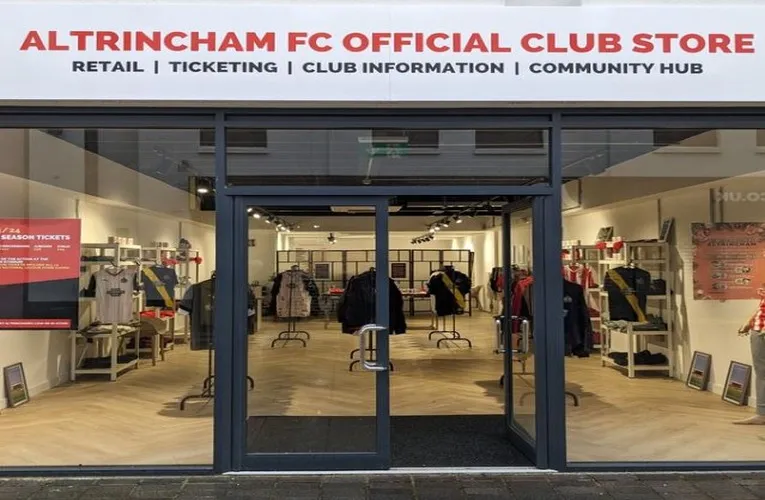 Cửa hàng câu lạc bộ của Altrincham FC tại sân J Davidson, nơi người hâm mộ có thể mua sắm vật phẩm cổ vũ
