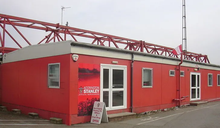 Cửa hàng vật phẩm của câu lạc bộ Accrington Stanley tại sân Crown Ground