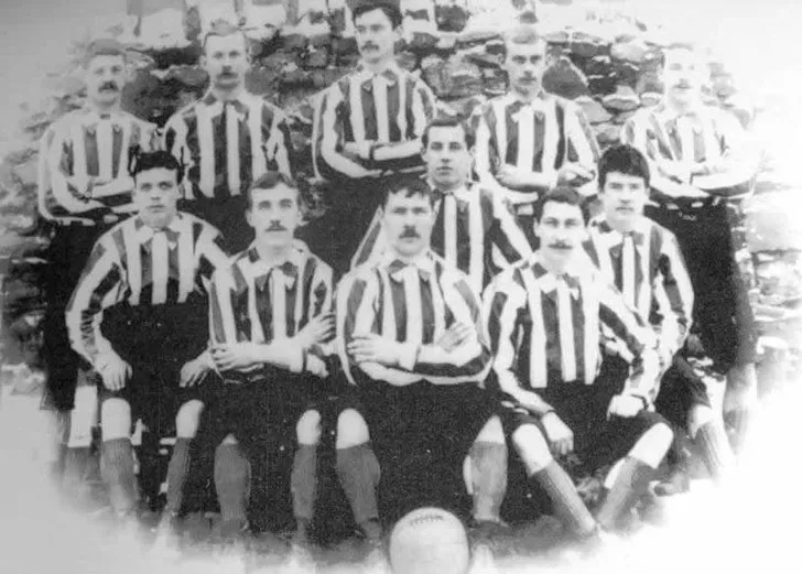Đội hình cầu thủ Bury FC chụp ảnh tập thể năm 1892, thể hiện lịch sử lâu đời của câu lạc bộ.