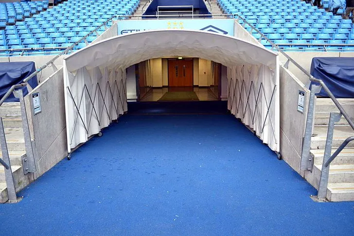 Đường hầm cầu thủ dẫn ra sân tại Etihad Stadium.