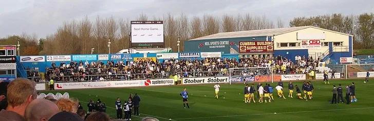 Góc nhìn cận cảnh khán đài Petteril End tại Brunton Park