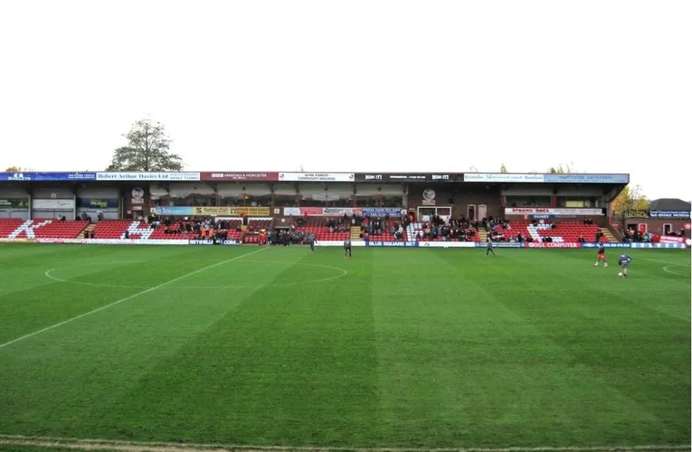 Góc nhìn cận cảnh khán đài West Stand tại sân Aggborough