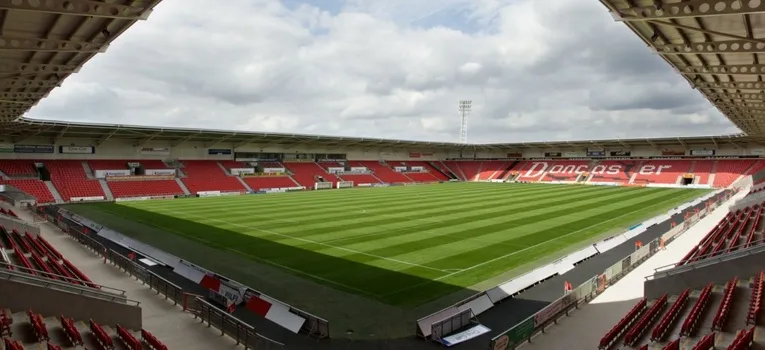 Góc nhìn khán đài bên trong sân vận động Eco-Power, sân nhà của Doncaster Rovers.