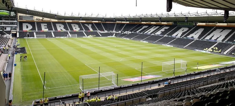 Góc nhìn toàn cảnh mặt sân Pride Park từ khán đài, cho thấy chất lượng cỏ và ghế ngồi