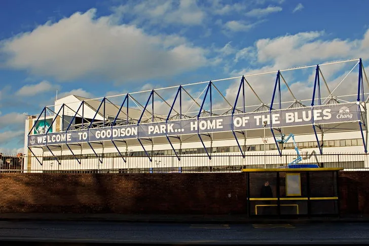 Góc nhìn toàn cảnh sân Goodison Park từ bên ngoài đường.